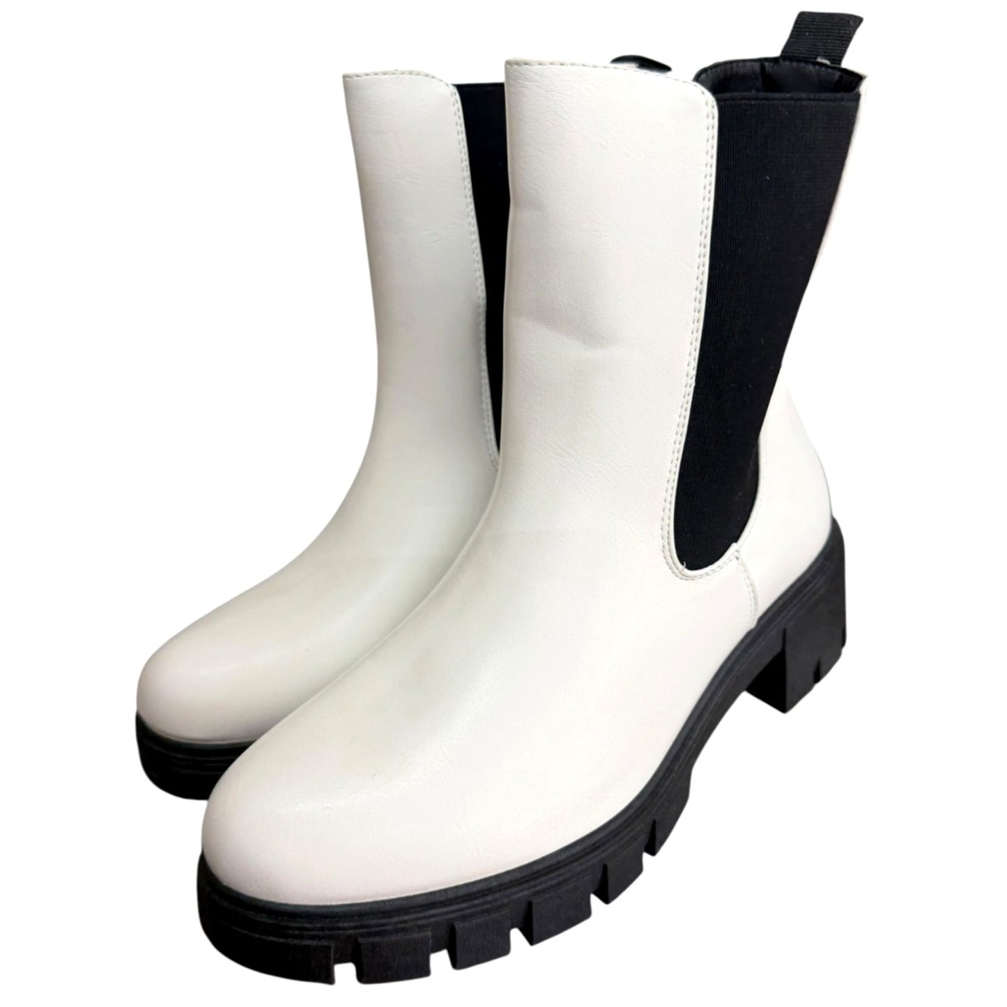 Olivia Miller White Chelsea Boots Size Women's 7.5 NWOT