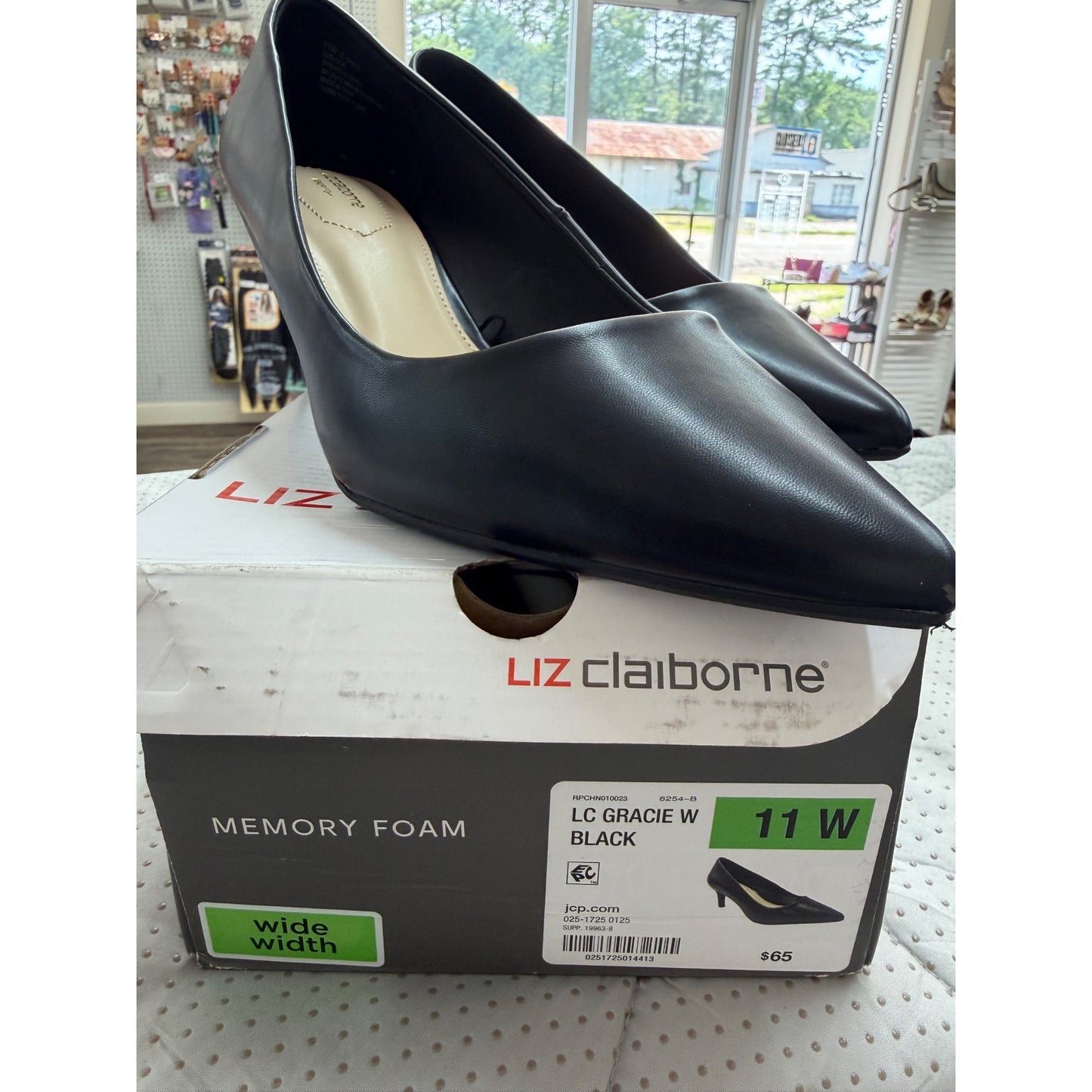 Liz Claiborne Black Pointed Toe Heels Comfort Foam Womens Size 11W Synthetic Upper Classic Design