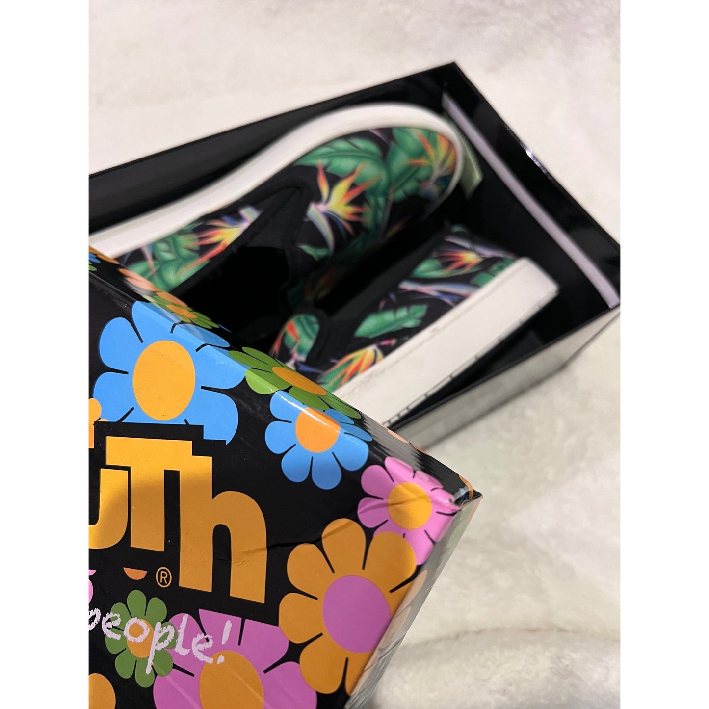 Loudmouth Womens San Borabora Slip-On Shoes Size 6 With Tropical Print & Original Box