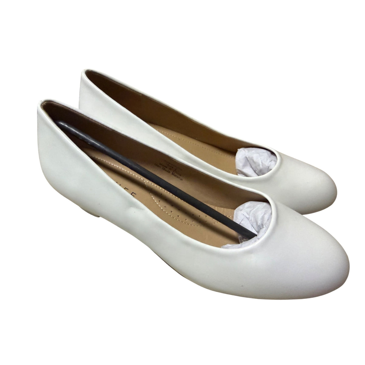 Journee Collection Womens White Faux Leather Low Heel Dress Shoes Size 6