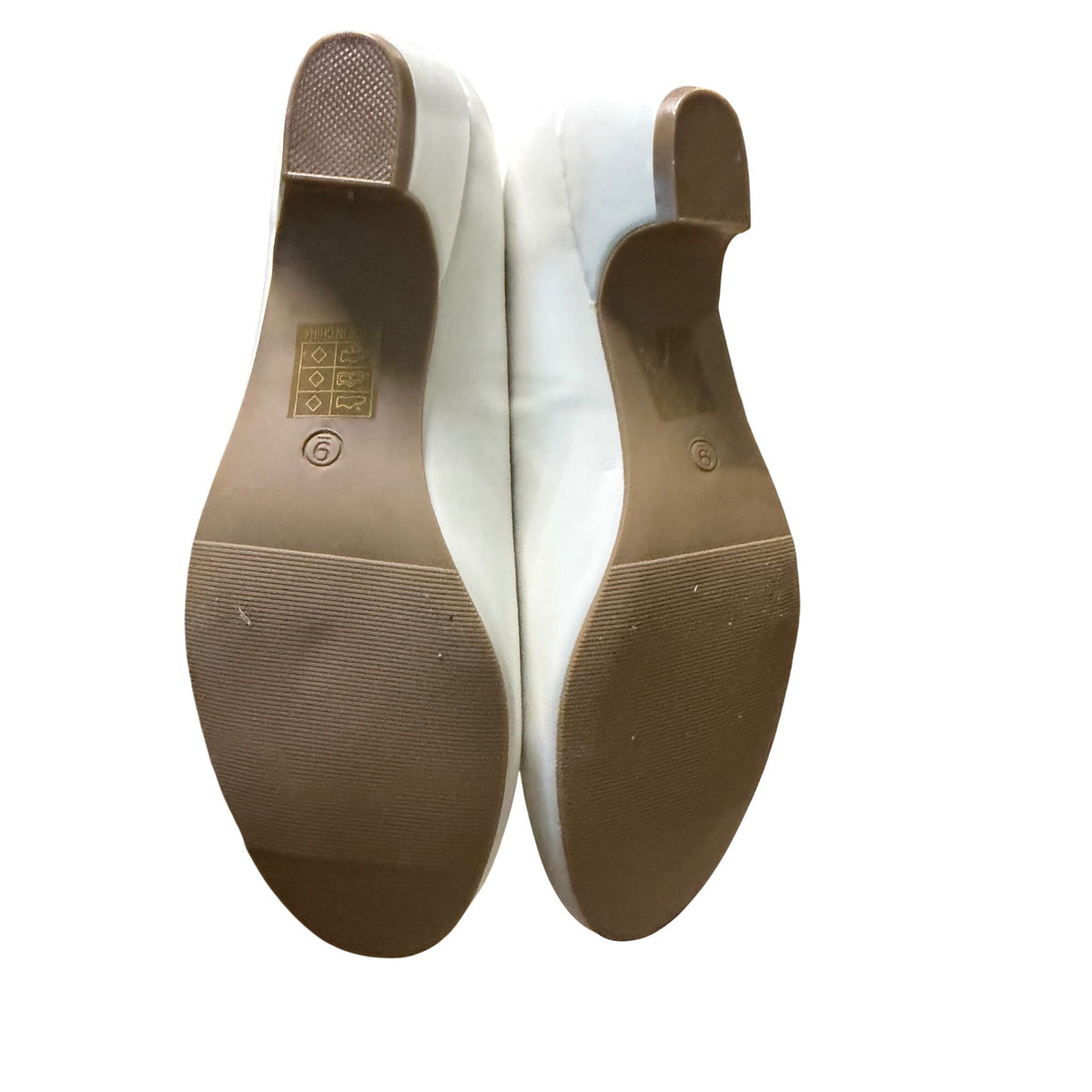 Journee Collection Womens White Faux Leather Low Heel Dress Shoes Size 6