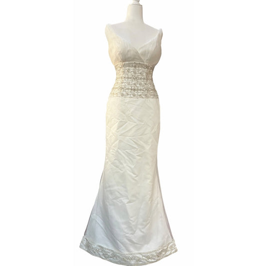 Casablanca Bridal Elegant Ivory V-Neck Wedding Dress With Train SZ 6
