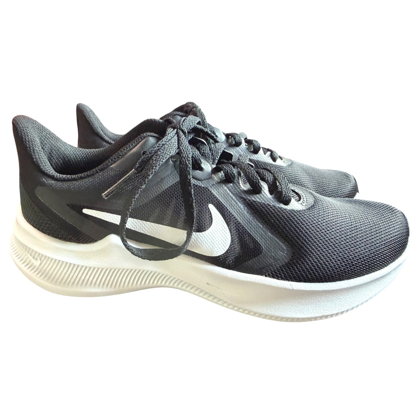 Nike Downshifter 10 Black Lihhtweight Running Shoes NWOB Big Kid Sz5