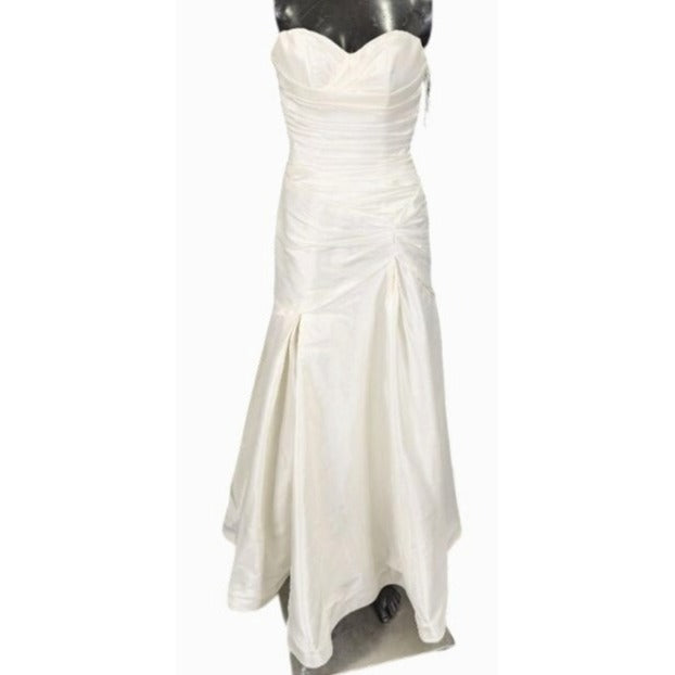 Women's Strapless Wedding Formal Gown Size 4 Creme Ruched Sweetheart Neckline
